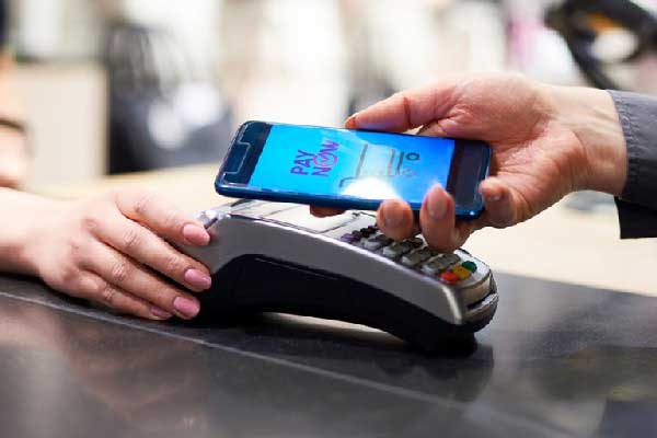 苹果iPhone销售额远超预期 关税引发抢购潮